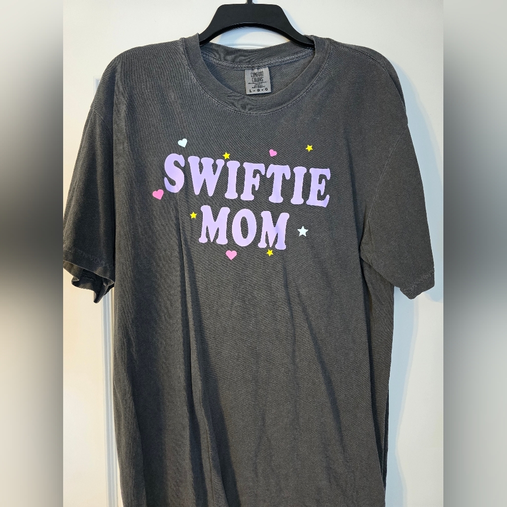 Swiftie MOM T-Shirt - COMFORT COLORS